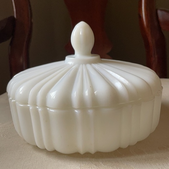 Anchor Hocking Old Cafe pattern milk glass covered dish, powder, candy dish - Picture 2 of 9
